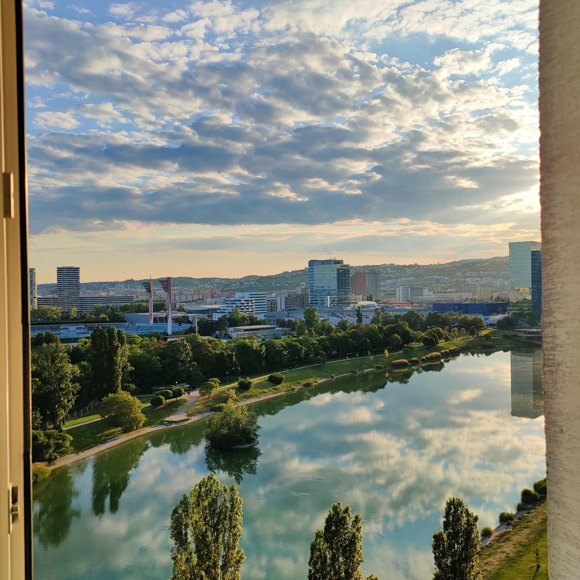 Sag 12th Floor Koloseo View Free Parking Apartmán